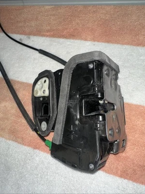 2016–2024 Chevrolet Malibu Front Right Door Latch OEM 13507153 Foto 1 de 4