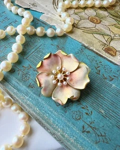 ANCIEN • Art Nouveau or 14 carats et émail guilloché avec broche fleur perles graines - Photo 1 sur 5