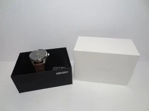 SEIKO DARK GREEN SUNRAY DIAL SOLAR POWERED MEN'S WATCH SNE 529 NWB - Picture 1 of 2