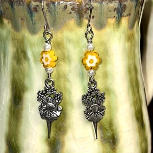 Silberfarbene Daisy Delight tanzende Fee Ohrhänger. Murano Perlen. S684 - Bild 1 von 3