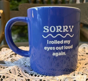PARKER LANE ~ "SCUSA SE HO DI NUOVO ARROTOLATO GLI OCCHI AD ALTA VOCE." TAZZA IN GRES BLU ~ 14 oz. - Foto 1 di 6
