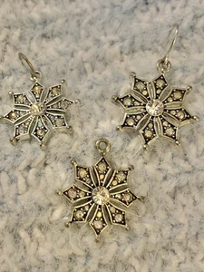 Silberfarbene Metall und Kristall Schneeflocke Ohrringe und Anhänger - Bild 1 von 1