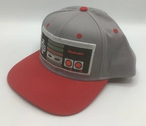 Nintendo NES Gaming Controller-Cappello Cappello Regolabile-Grigio/Rosso-NUOVO - Foto 1 di 7