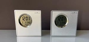 COPPIA SVEGLIE MULTIFUNZIONE CON PROIETTORE A MURO 8,5X8,5X2,5 cm - Foto 1 di 15