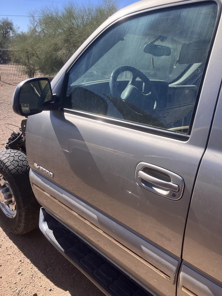 99-07 Chevy GMC Truck SUV GMT800 Driver Left Front Door (Pewter Metallic 11U) - Image 1 of 2
