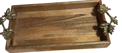 Bandeja para servir madera Biltmore Harvest con asas de hoja de bellota dorada Foto 1 de 4