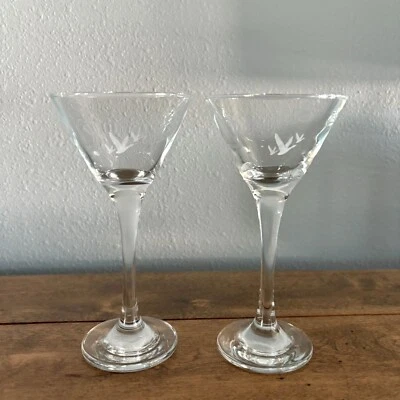 Juego de 2 vasos de vaso de martini de vodka de ganso gris grabado con logotipo con tallo de 6,75 pulgadas Foto 1 de 4
