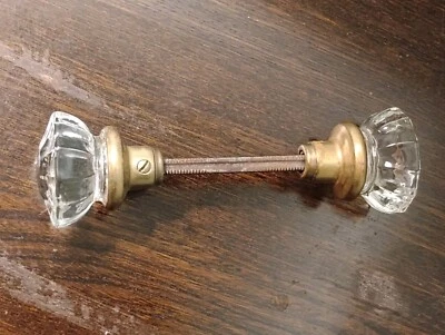 Manija de puerta vintage de vidrio y latón Foto 1 de 4