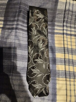 Corbata Ermenegildo Zegna negra para hombre diseño floral hecha en Italia 100 % seda  Foto 1 de 4