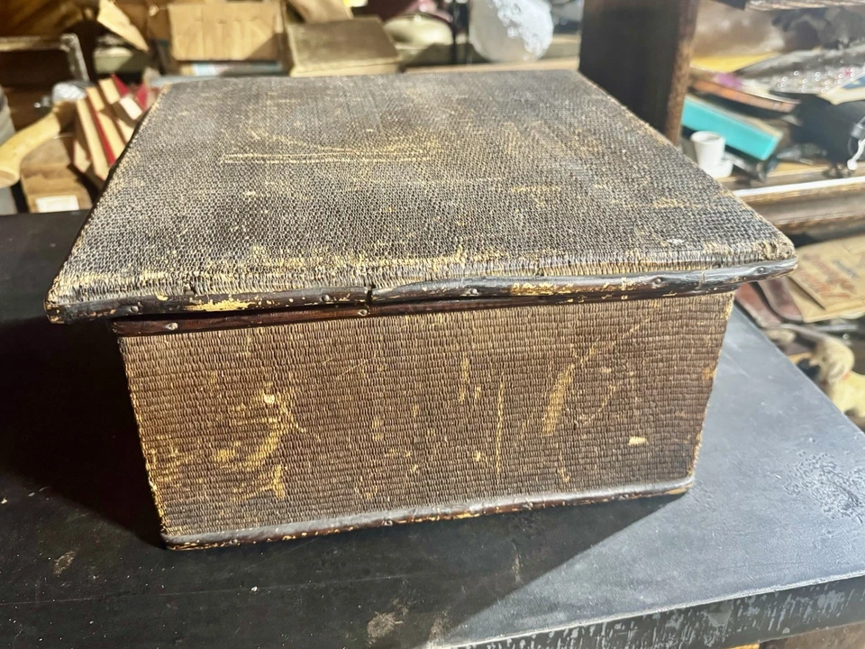 Antiguo baúl de ratán tejido de madera con ramas Foto 1 de 4