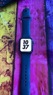 Apple Watch Series 6 Nike 40mm Space Grau Aluminiumgehäuse mit Anthrazit/Schwarz - Bild 1 von 4