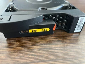 EMC HARD DRIVE 2TB 7.2K 6G 3.5 LFF SAS 005051840 - Afbeelding 1 van 3