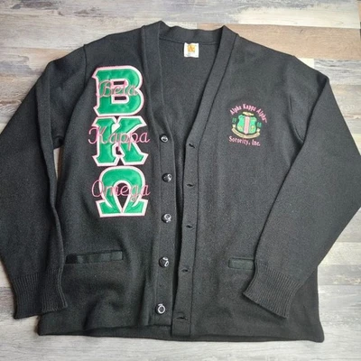 Cárdigan Universitario Negro Grande Rosa Verde Alpha Kappa Alpha Soroity Suéter Foto 1 de 4