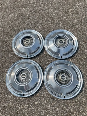 Tapacubos originales Ford LTD Galaxie 1970 15 pulgadas de fábrica cubiertas de ruedas Foto 1 de 4
