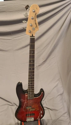 Bajo eléctrico de 4 cuerdas Squier de Fender Precision - 2 colores Sunburst Foto 1 de 4