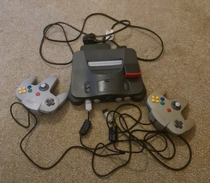 Consola Nintendo N64 + 2 mandos + paquete de memoria de accesorios y paquete de alimentación - Imagen 1 de 8