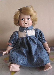 Porzellanpuppe "Lisa", blond sitzend, blaues Kleid, ca. 27 cm groß  - Bild 1 von 4