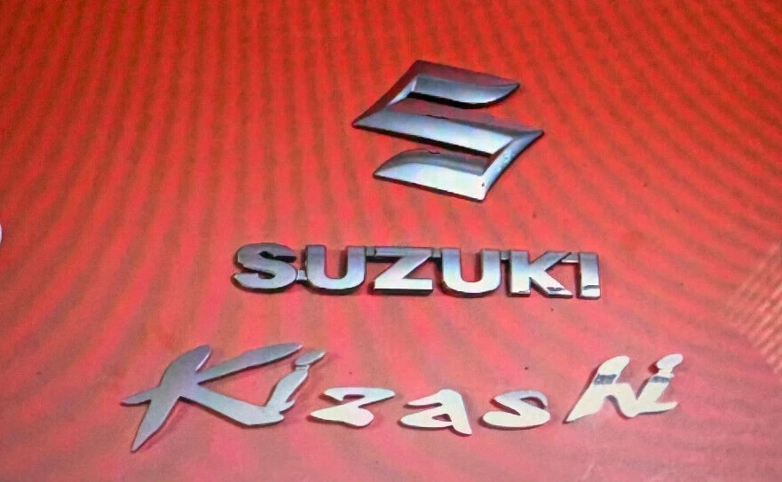 2010-2013 SUZUKI KIZASHI REAR TRUNK LID EMBLEM BADGE LOGO SET OEM Foto 1 de 1