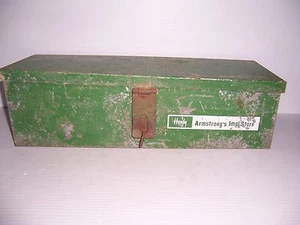 SCATOLA PORTATILE VINTAGE ARMSTRONG'S ATTREZZI NEGOZIO IN METALLO SCATOLA PER ATTREZZI PUBBLICITARIA - Foto 1 di 11