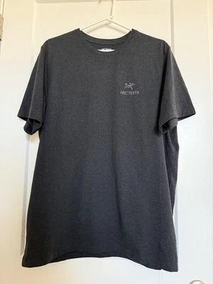CAMISETA PARA HOMBRE NUEVA CON ETIQUETAS AUTÉNTICA ARC’TERYX ARCTERYX EMBLEMA NEGRA BREZO SS XL EXTRA GRANDE  Foto 1 de 4
