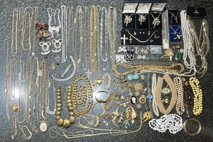 Vtg Signed & Unsigned Costume Jewelry Lot Gold Plated, Silver Tone. 114 PC LOT - Picture 1 of 13