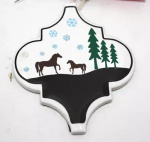 Yegua de caballo yegua y potro adorno de Navidad granero regalo azulejo de porcelana 4" elegante vacaciones - Imagen 1 de 4