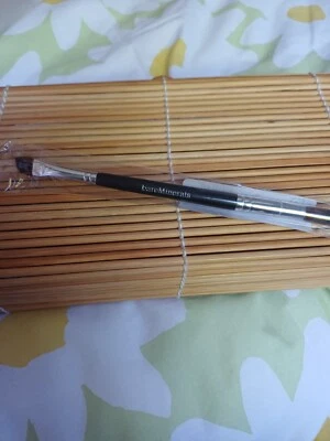 BAREMINERALS  DOUBLE TAPERED SHADOW AN CREASE BRUSH - Image 1 of 3