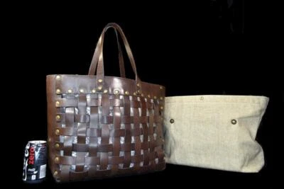 Bolso de hombro vintage Ghurka Basketweave grande de cuero con brida de nogal Foto 1 de 4