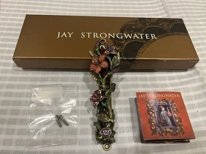 NUOVO IN SCATOLA Jay Strongwater Mezuzah Fiori e Cristalli Orchidee Tono Oro 4 3/4'' - Foto 1 di 3