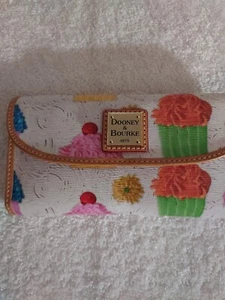DOONEY & BOURKE CREDIT🧁 CARD CONTINENTAL🧁 CUPCAKE 🧁WALLET - Picture 1 of 12