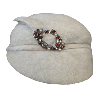 Sombrero vintage estilo mediados del siglo XX piel y adornado con joyas marfil talla pequeña Foto 1 de 4