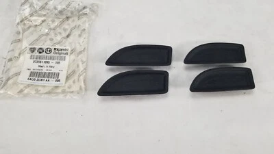 Genuíno Mopar 16-22 Fiat 500X tapete puxador direito 6AU52LXHAA - Imagem 1 de 4