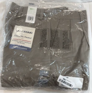 NWT Dockers Men's Classic Fit Easy Khaki Pants Pleated Tan Beige Size 30x32 - Picture 1 of 4