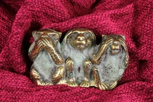 Escultura tres monos sabios. Pátina verde. Sculpture three wise monkeys. Green. - Bild 1 von 8