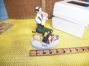 1980 Danbury Como Nueva Norman Rockwell Porcelana Estatuilla "Hombre Enhebrando una Aguja" - Imagen 1 de 6