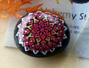 Kleinerer handbemalter Alchemie WURZEL Chakra Stein mit rotem Mandala Design - Bild 1 von 4