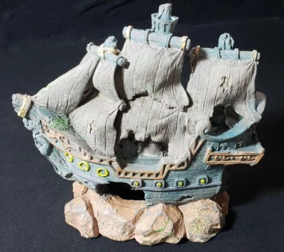 Decoração de aquário navio pirata tanque de peixes muito bom estado construção em resina 6" x 6" x 2.5" verde - Imagem 1 de 4