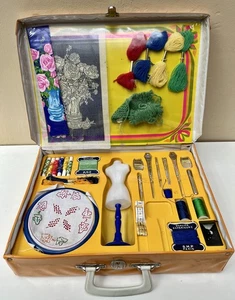Koffer Nähzubehör mit Schaufensterpuppe - Super Spielzeug Berchet - 70er Jahre - sehr guter Zustand - Bild 1 von 8