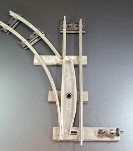 Hornby Meccano - Spur O - Uhrwerk 2 Schienen 1 Fuß Radius linke Hand Weiche - Bild 1 von 6