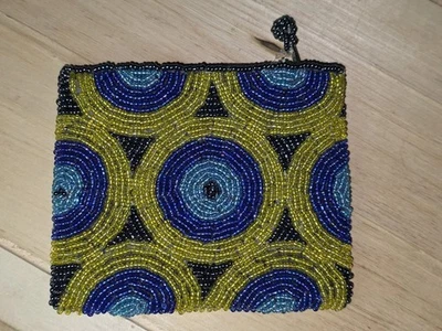 Monedero artesanal de cuentas de vidrio con patrón geométrico y cremallera Foto 1 de 4