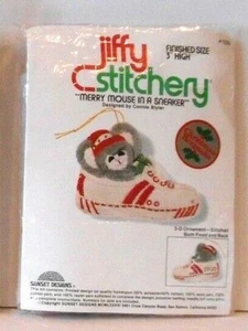 #100 DE COLECCIÓN JIFFY SUNSET ""MERRY MOUSE IN A SNEAKER"" CREWEL 3-D KIT DE ORNAMENTO NUEVO EN PAQUETE" - Imagen 1 de 2