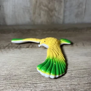 🎈 FIGURA DE JUGUETE VINTAGE DE PÁJARO BALANCEADOR GRANDE 5” ENVERGADURA AMARILLO VERDE - Imagen 1 de 4