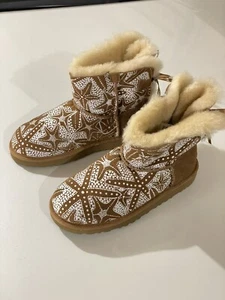 Rari stivali nuovi UGG Uggs classici bambini ragazza mini Bailey fiocco stelle marine castagne taglia 2 - Foto 1 di 4