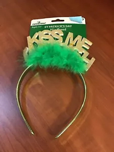 ST. PATRICKS DAY GREEN HEADBAND "KISS ME I'M IRISH" ON GOLD GLITTER FOAM - Picture 1 of 2