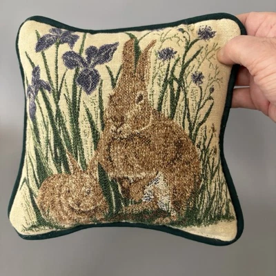 Almohada vintage tapiz acento conejitos hierba jardín naturaleza verde 7,5" cuadrada Foto 1 de 4