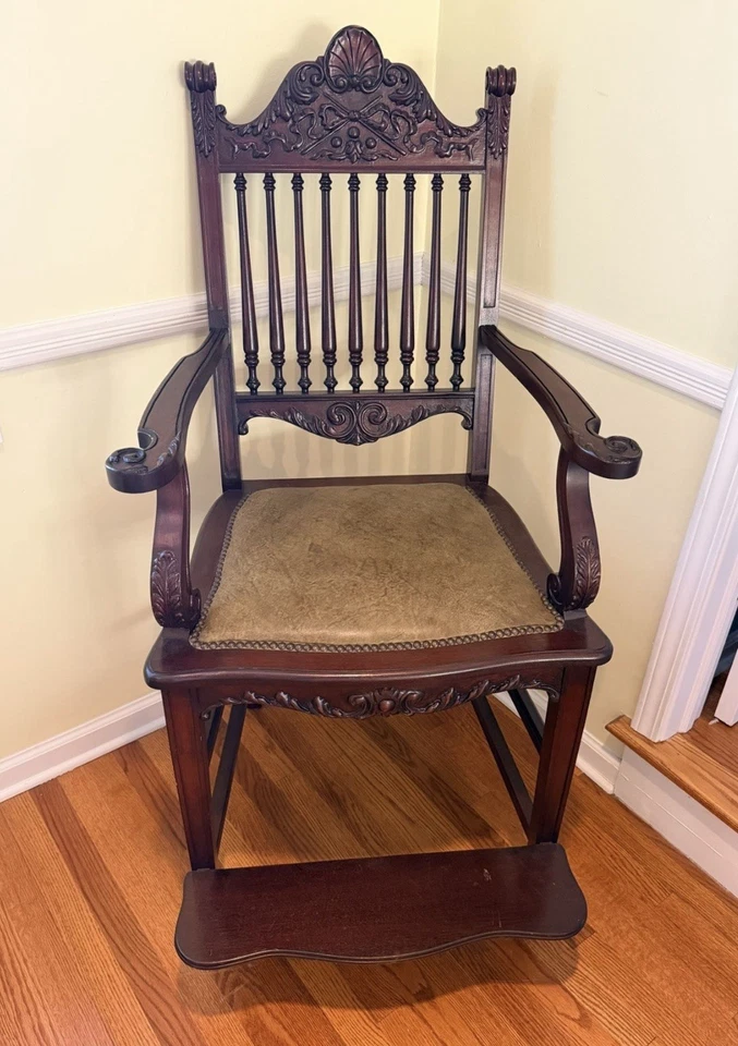 Silla de billar/biblioteca vintage tallada a mano de caoba con reposapiés y asiento de cuero Foto 1 de 4