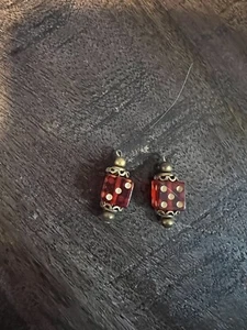 Pendientes colgantes dados blancos y rojos vintage de novedad - Imagen 1 de 1