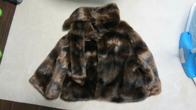 Women’s faux fur coat/cape Size: Large - Image 1 of 2