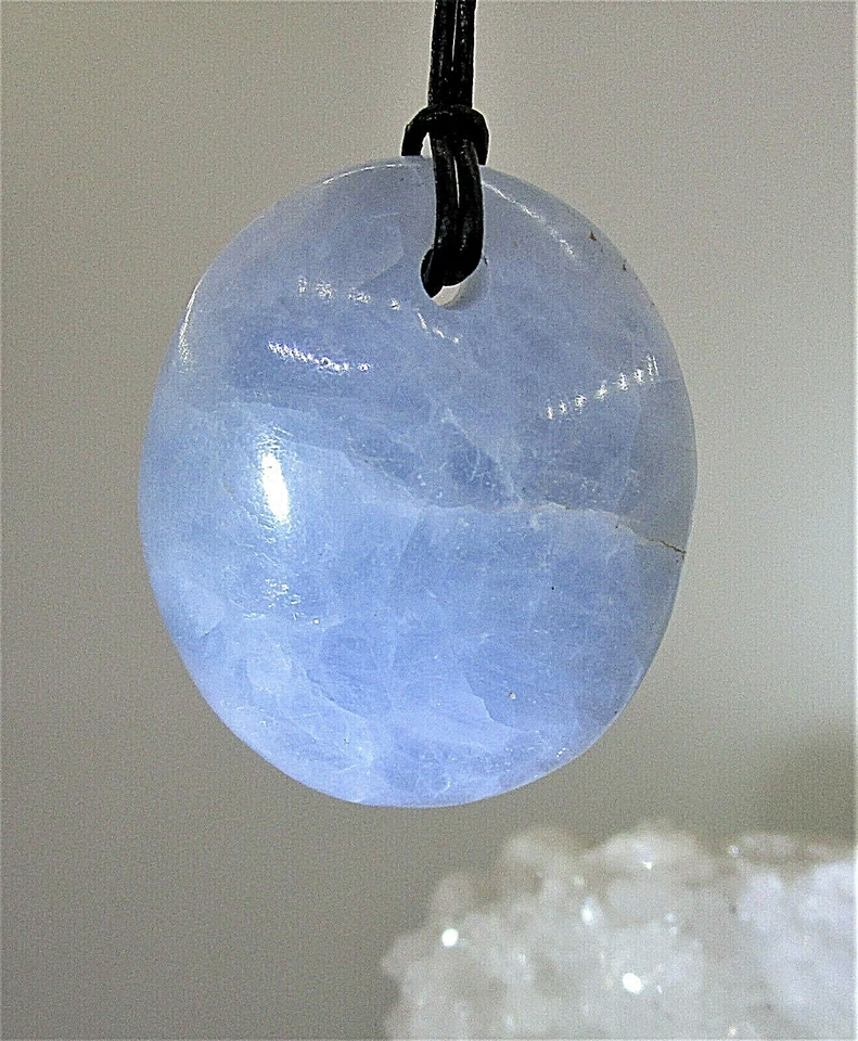 CALCIT blau inc.Lederband  Trommelstein gebohrt  ANHÄNGER  Nr.1 - Bild 1 von 1