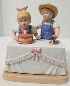 Figura Denim Days by Homco 1985 pastel de cumpleaños soplando la vela #1520 - Imagen 1 de 8